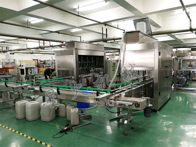稱(chēng)重式液體肥料灌裝機(jī)設(shè)備展示